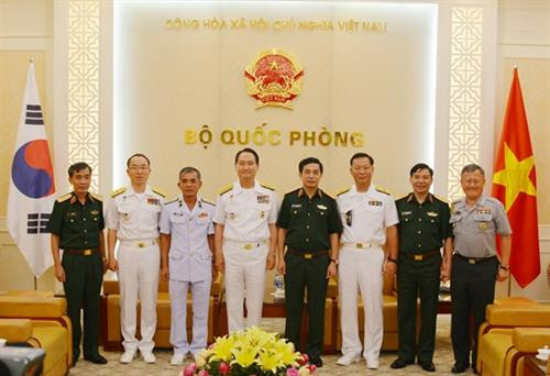 越南人民军总参谋长潘文江上将会见韩国海军参谋总长严贤圣一行 ảnh 3