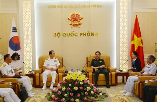 越南人民军总参谋长潘文江上将会见韩国海军参谋总长严贤圣一行 ảnh 1