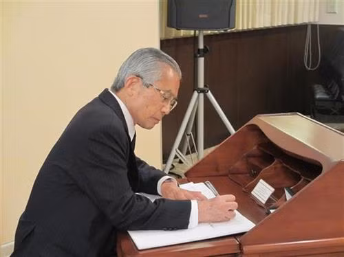 原日本驻越南大使、日本民间外交推进协会(FEC)执行官Hiroyuki Yushita在吊唁簿留言。图自越通社