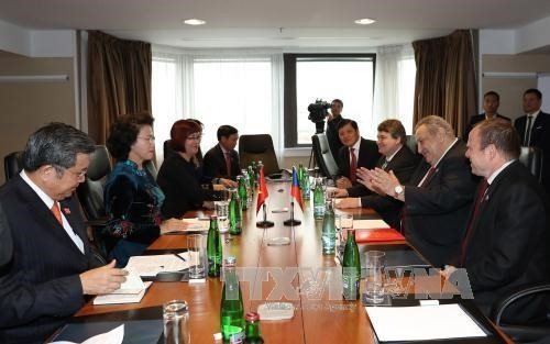 越南国会主席阮氏金银会见捷克-越南友好协会主席马塞尔•温特。(图片来源:越通社) 越南国会主席阮氏金银会见捷克-越南友好协会主席马塞尔•温特。(图片来源:越通社)