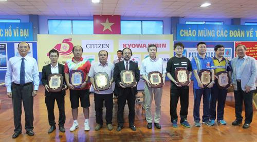 组委会向运动员颁发纪念章。(图片来源:越通社) 组委会向运动员颁发纪念章。(图片来源:越通社)