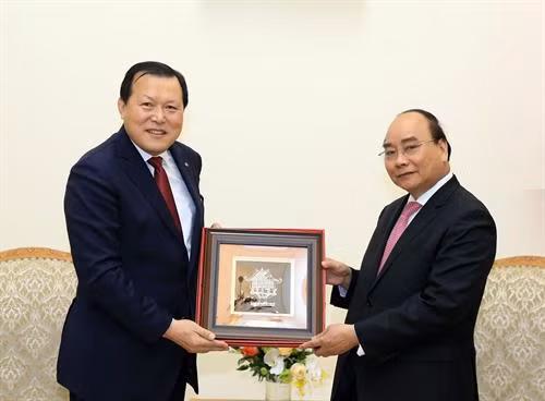 政府总理阮春福会见韩国乐天集团副总裁黄珏圭。(图片来源:越通社) 政府总理阮春福会见韩国乐天集团副总裁黄珏圭。(图片来源:越通社)
