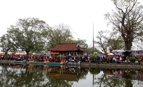 众多游客参加太平省神光寺庙会。(图片来源:越通社) 众多游客参加太平省神光寺庙会。(图片来源:越通社)
