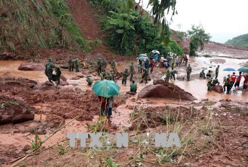 军队和公安力量努力寻找失踪者。(图片来源:越通社) 军队和公安力量努力寻找失踪者。(图片来源:越通社)