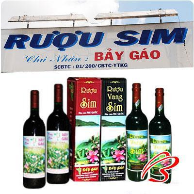 资料图：北搞（Bảy Gáo)桃金娘酒是坚江省72个典型农村工业产品之一。（图片来源于互联网）
