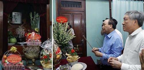 越南政府总理阮春福在67号房向胡志明主席敬香 图自越通社