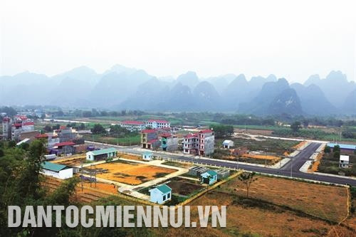 邪隆口岸经济区成为东北地区现代和活跃的工业都市区。 邪隆口岸经济区面貌逐步变化。记者 黄河 游客在邪隆口岸办理入境手续。记者 黄河 摄