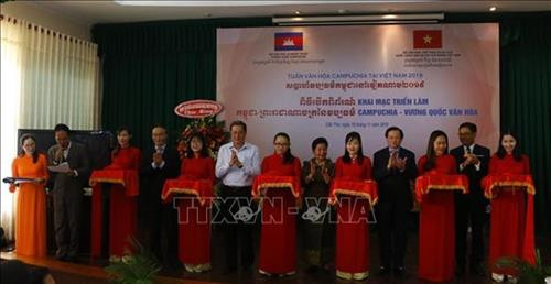 “柬埔寨—文化王国”展览会开幕剪彩仪式。图自越通社 “柬埔寨—文化王国”展览会开幕剪彩仪式。图自越通社