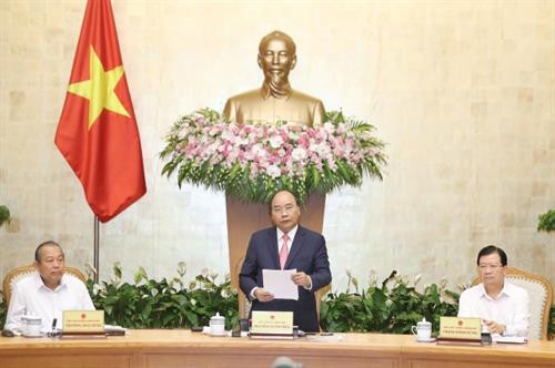 政府总理阮春福主持召开政府7月份例行会议 下决心有效抑制2018年通货膨胀 ảnh 1