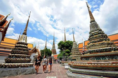 国际游客参观泰国曼谷的寺庙。（图片来源：新华社）
