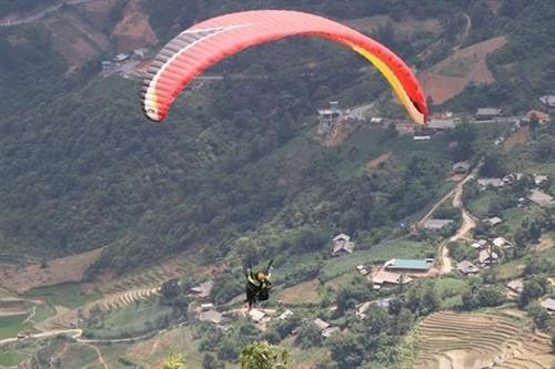 2018年“在金色的梯田上飞翔”滑翔伞比赛。图自越通社