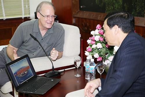 美国HHCP国际规划与设计公司总裁拉里•齐巴斯介绍该公司所设计的一些项目。（图片来源：广宁报网）