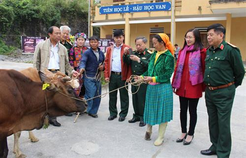 越南协助克服炸弹地雷后果协会领导向贫困地雷受害者家庭移交母牛。(图片来源:河江报网) 越南协助克服炸弹地雷后果协会领导向贫困地雷受害者家庭移交母牛。(图片来源:河江报网)