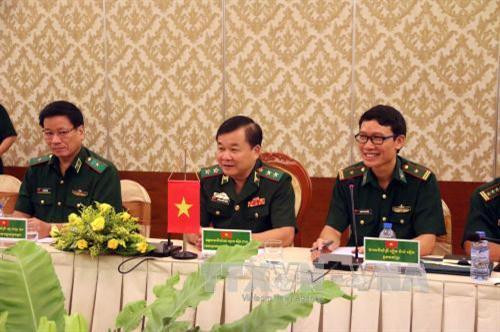 中央军委委员、越南边防部队司令黄春战中将(中)发表讲话。(图片来源:越通社) 中央军委委员、越南边防部队司令黄春战中将(中)发表讲话。(图片来源:越通社)