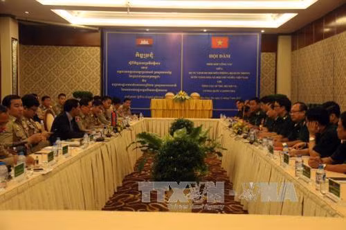 越南边防部队司令部与柬埔寨移民局举行会谈。（图片来源：越通社）