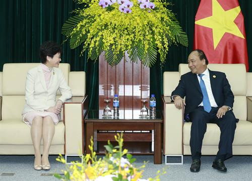 越南政府总理阮春福（右）会见中国香港特别行政区行政长官林郑月娥。（图片来源：越通社）