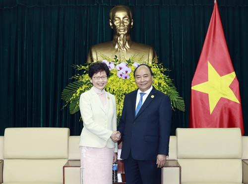 越南政府总理阮春福（右）会见中国香港特别行政区行政长官林郑月娥。（图片来源：越通社）