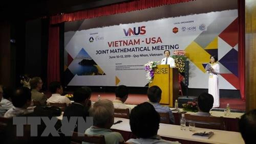 平定省人民委员会主席胡国勇在会上发表讲话。图自 越通社