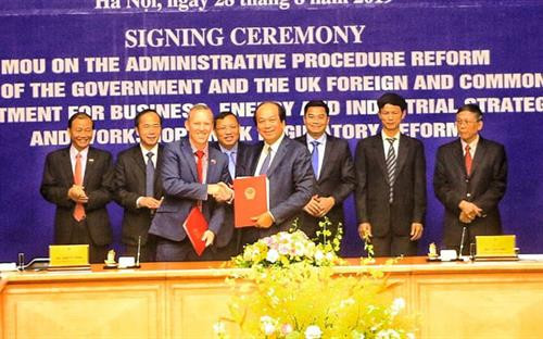 越英签署有关行政审批制度改革的合作备忘录。图自越通社 越英签署有关行政审批制度改革的合作备忘录。图自越通社