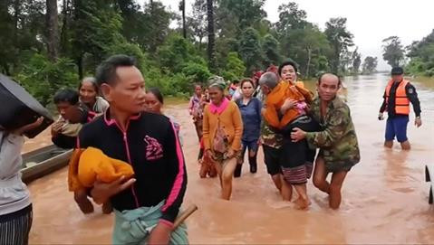 灾民转移到安全地方。（图片来源于互联网）