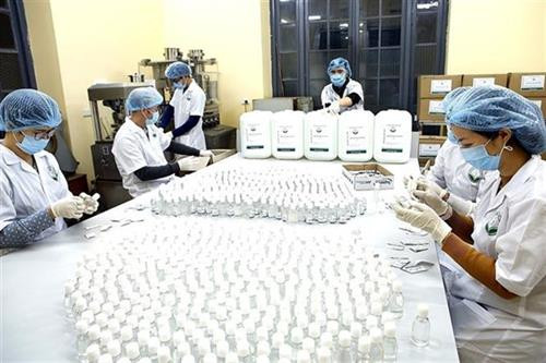 河内医科大学师生配制出上千升达标洗手液，捐赠给市内多家机关、单位、幼儿园和医院使用。图自越通社