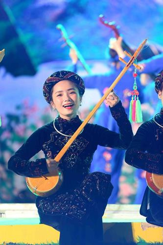 天琴演奏。越通社记者 成达达 摄 天琴演奏。越通社记者 成达达 摄