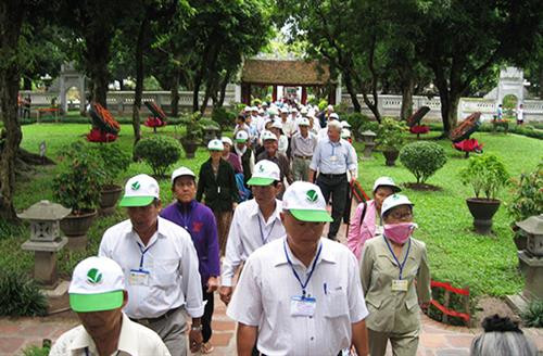 退休老人参观文庙国子监 图自因特网 退休老人参观文庙国子监 图自因特网