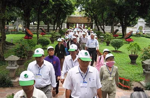 退休老人参观文庙国子监 图自因特网