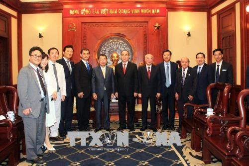 双方代表合影。（图片来源：越通社）