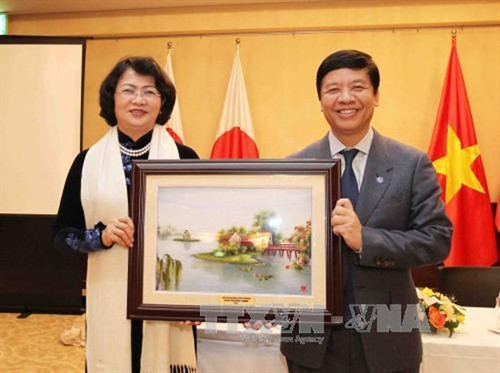越南国家副主席邓氏玉盛向越南驻日大使馆干部赠送礼物。（图片来源：越通社）