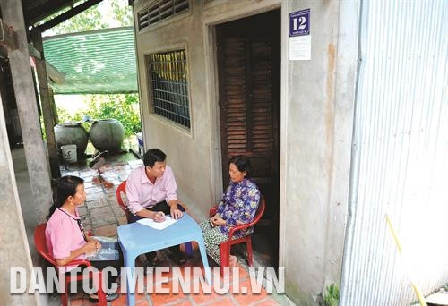 红旗县红旗市太和B村凤眼蓝编织合作社为高棉族人会员提供就业机会，带来稳定收入。记者 安孝 摄 红旗县成人教育和职业教育中心干部了解红旗市太和高棉族人学艺需求。记者 安孝 摄 芹苴市就业服务中心引导解决劳动者就业问题。记者 安孝 摄