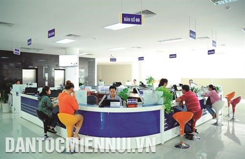 红旗县红旗市太和B村凤眼蓝编织合作社为高棉族人会员提供就业机会，带来稳定收入。记者 安孝 摄 红旗县成人教育和职业教育中心干部了解红旗市太和高棉族人学艺需求。记者 安孝 摄 芹苴市就业服务中心引导解决劳动者就业问题。记者 安孝 摄