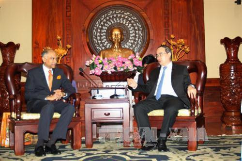 胡志明市市委书记阮善仁会见印度驻越大使帕尔瓦塔纳尼·哈里。（图片来源：越通社）