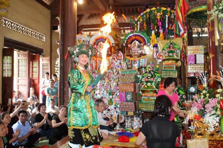 跳神艺术表演 。(图片来源:越通社) 跳神艺术表演 。(图片来源:越通社)