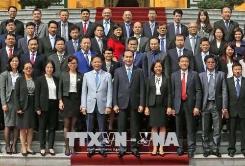 越南国家主席陈大光和越南驻外商务参赞和商务代表处首席代表合影。（图片来源：越通社）
