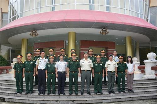 双方代表合影。图自https://www.qdnd.vn