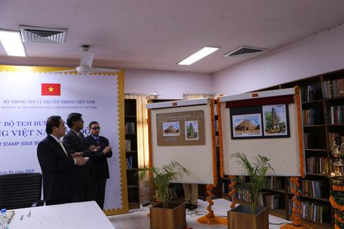 越印建交45周年纪念邮票发行仪式。(图片来源:越通社)(图片来源:越通社) 越印建交45周年纪念邮票发行仪式。(图片来源:越通社)(图片来源:越通社)