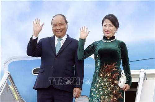 资料图：越南政府总理阮春福与夫人。图自越通社
