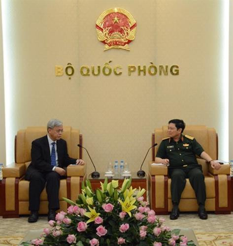 越南国防部长吴春历大将会见新加坡国防部常务秘书陈英杰（图片来源：越通社）