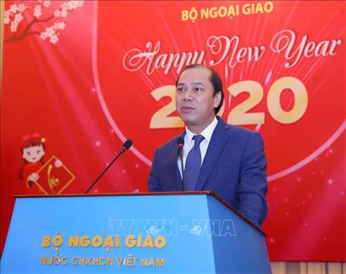 越南外交部副部长阮国勇发表讲话。图自越通社