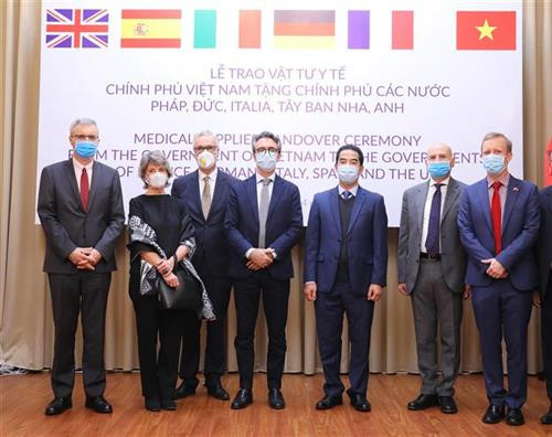 越南外交部副部长苏英勇与法国、德国、意大利、西班牙、英国驻越南大使合影。图自越通社