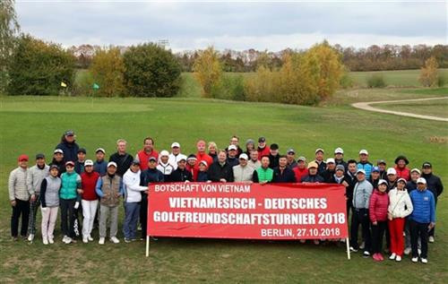 参加2018年越德高尔夫球友谊赛的选手。图自越通社