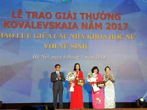 政府副总理武德儋和越南柯瓦列夫斯卡娅奖委员会主任阮氏缘向两名女性科学家颁奖。（图片来源：越通社）