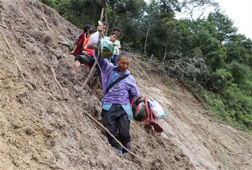 莱州省封土县因遭连日暴雨发生严重山体滑坡 越通社记者 贵中 摄