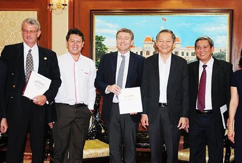 Siam City Cement 公司领导与胡志明市人民委员会领导进行工作会议。（图：西贡解放日报）