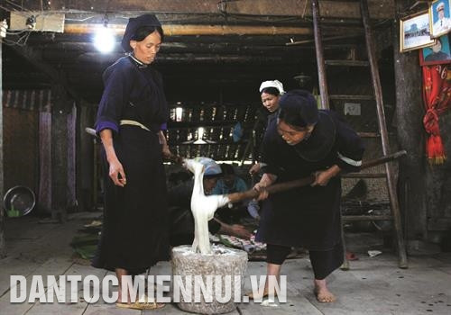 打米制作苎麻饼来供奉祖先。越通社记者 军状 摄