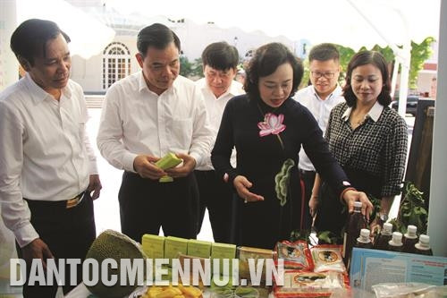 在半个任期内实施第2号计划期间，河内市是全国达新农村建设的县份数量位居第一。记者 琼银 摄 河内市委常务副书记吴氏青姮参观各县特色农产品展区。记者 琼银 河内市委常务副书记吴氏青姮参观石室县进春乡玉玲谷高技术农业生态区谁更水耕蔬菜栽培模式。记者 琼银 摄