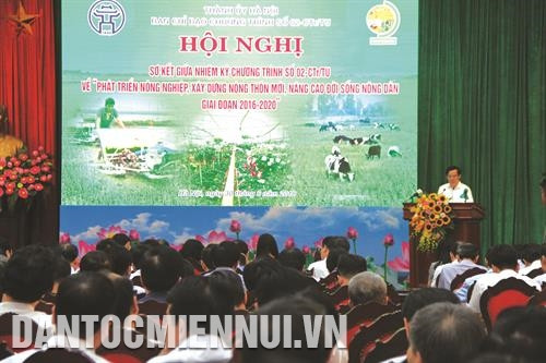 在半个任期内实施第2号计划期间，河内市是全国达新农村建设的县份数量位居第一。记者 琼银 摄 河内市委常务副书记吴氏青姮参观各县特色农产品展区。记者 琼银 河内市委常务副书记吴氏青姮参观石室县进春乡玉玲谷高技术农业生态区谁更水耕蔬菜栽培模式。记者 琼银 摄