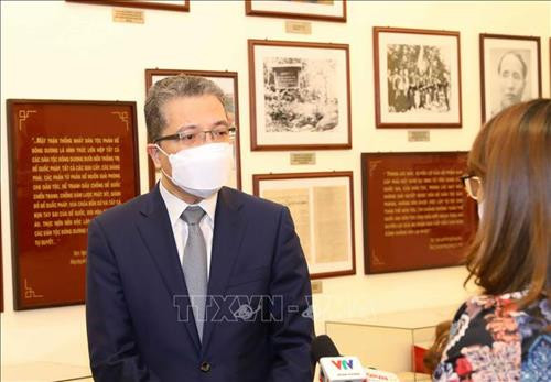 越南外交部副部长、国家海外越南人委员会主任邓明魁接受媒体记者的采访。图自越通社