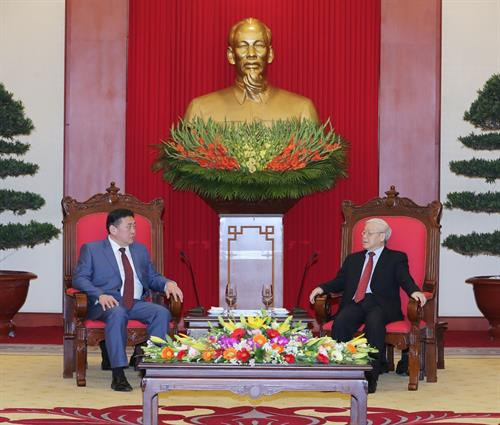 越共中央总书记阮富仲会见蒙古国家大呼拉尔主席。（图片来源：越通社）